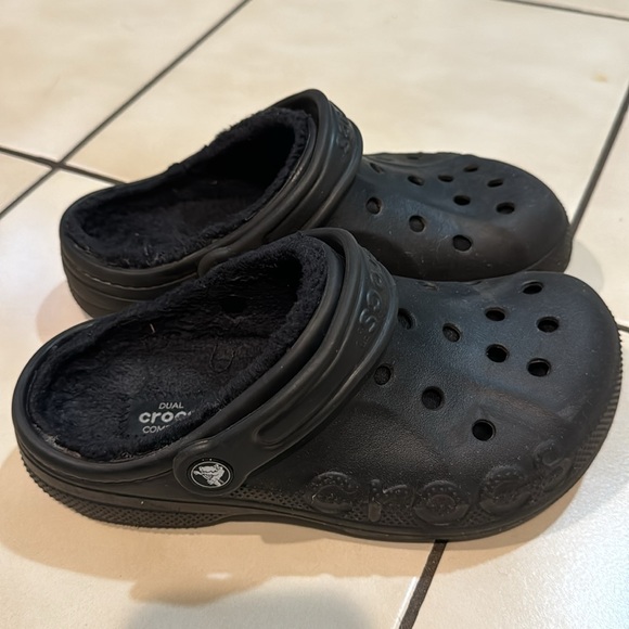 Crocs Fleece lined Black Size 4M/6W Good Used Condition - Picture 3 of 6
